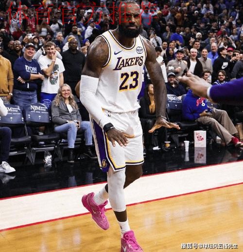 詹姆斯末节连得10分+致命抢断，湖人112-108险胜76人，40岁传奇再创历史纪录