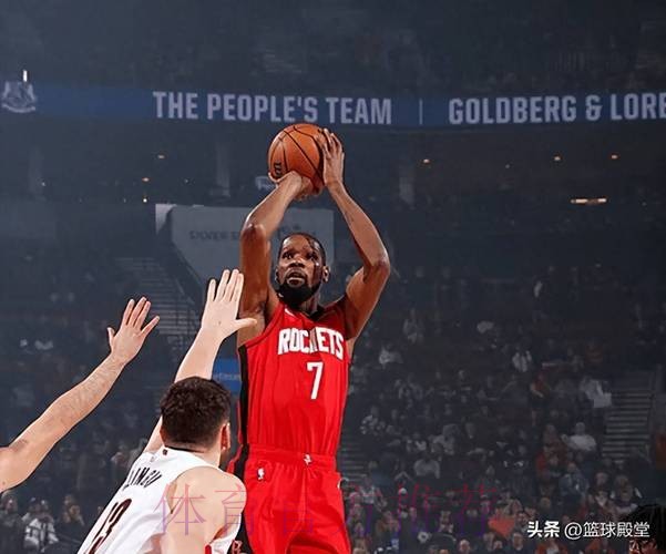 怒摔水瓶吓呆阿门，杜兰特真急了！火箭苦吞13分逆转两人难辞其咎